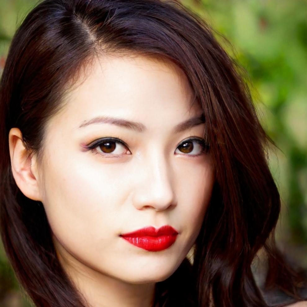 Expertin demonstriert professionelle Barbier-Techniken